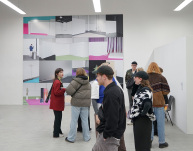 Besucher:innen auf der Werkschau Wintersemester 2023/2024