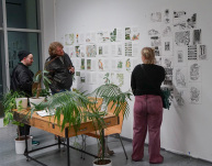 Besucher:innen auf der Werkschau Wintersemester 2023/2024