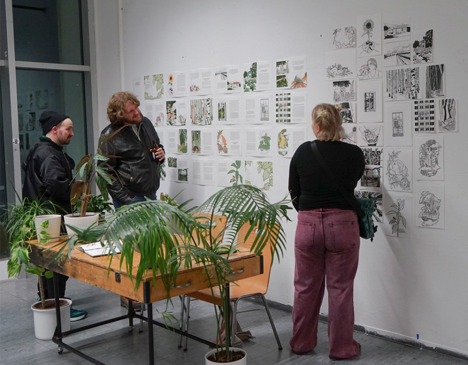 Besucher:innen auf der Werkschau Wintersemester 2023/2024