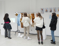 Besucher:innen auf der Werkschau Wintersemester 2023/2024