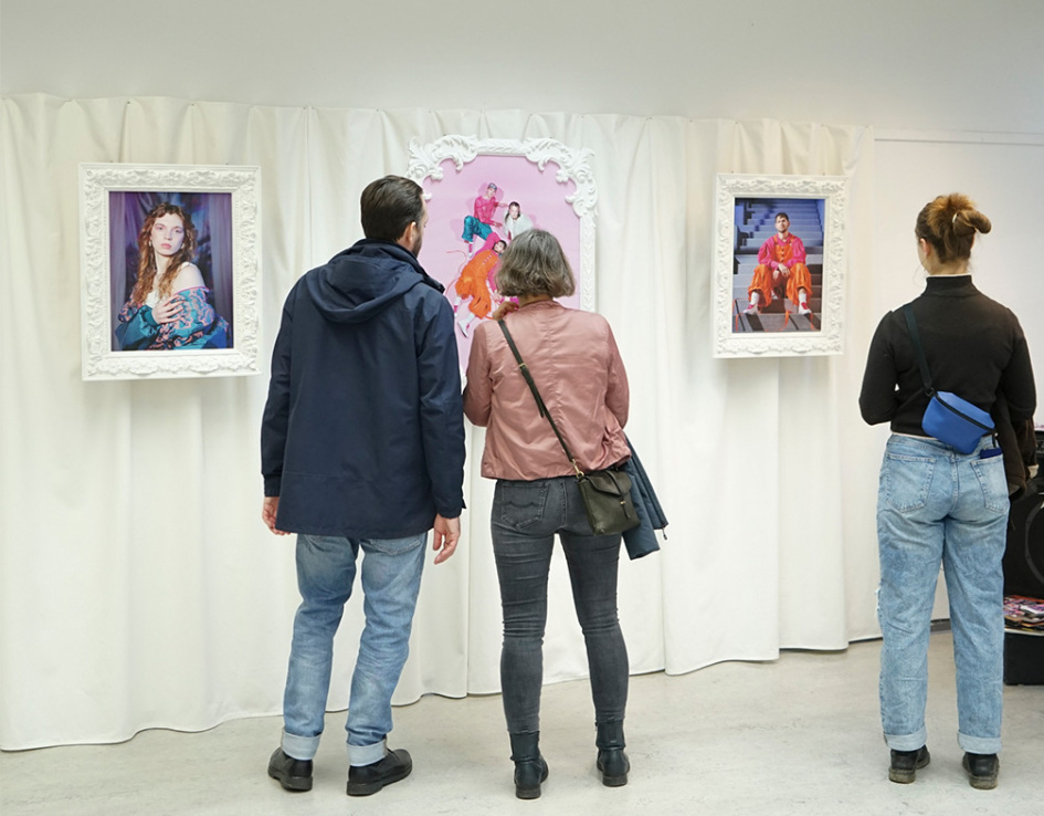 Besucher:innen auf der Werkschau Wintersemester 2023/2024