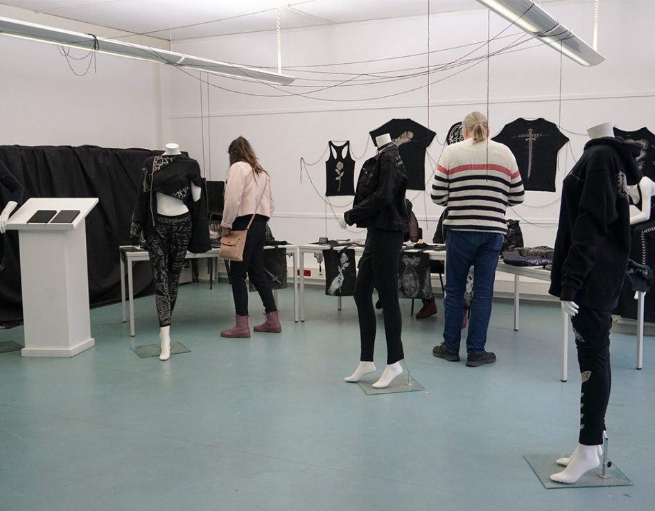 Besucher:innen auf der Werkschau Wintersemester 2023/2024