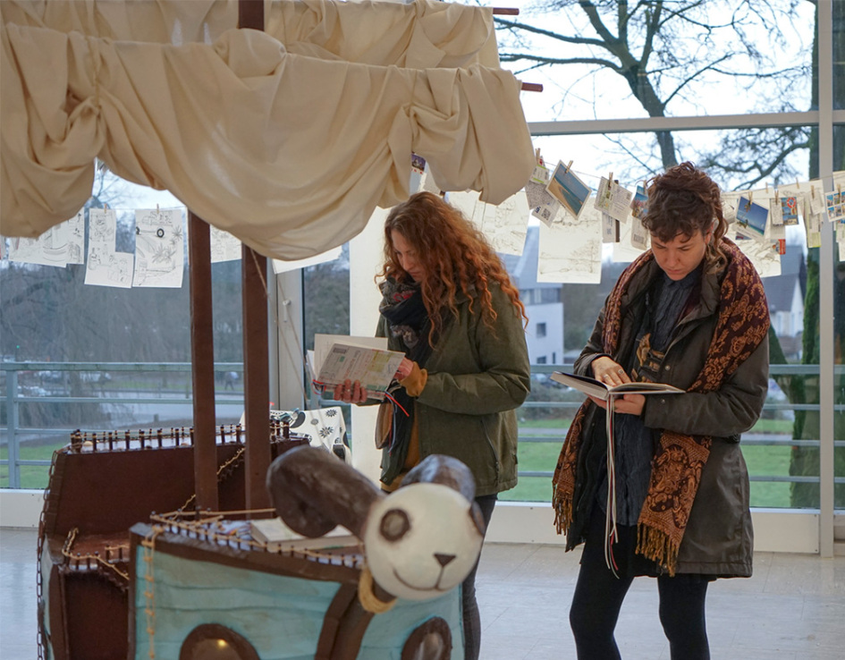 Besucher:innen auf der Werkschau Wintersemester 2023/2024