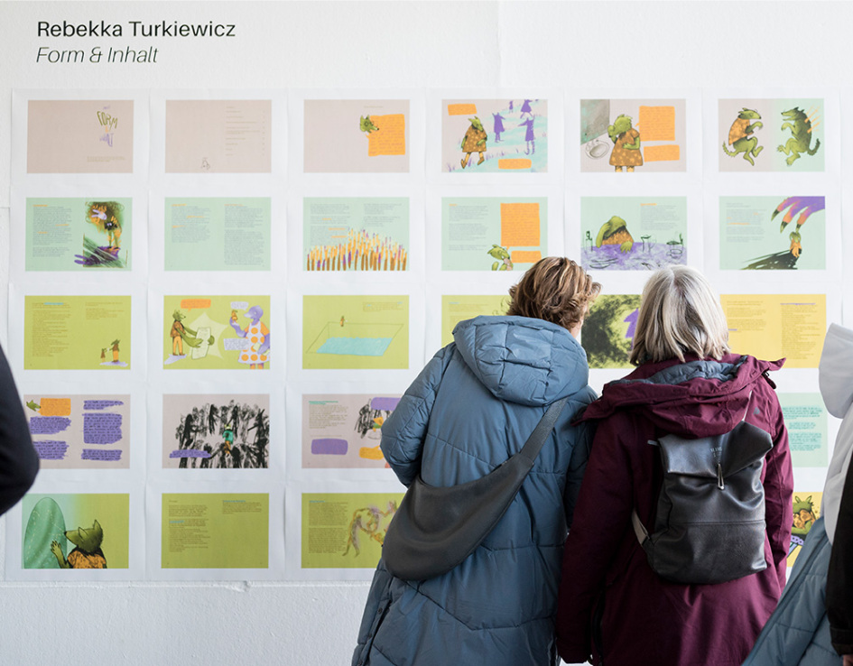 Besucher_innen auf der Werkschau Winter 2022/23