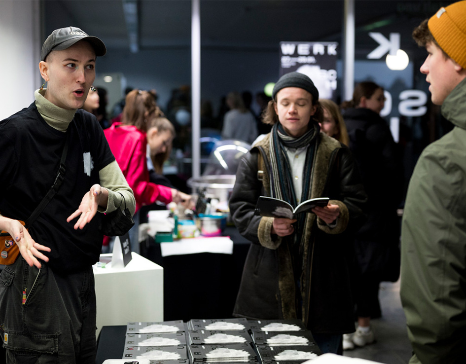Besucher_innen auf der Werkschau Winter 2022/23