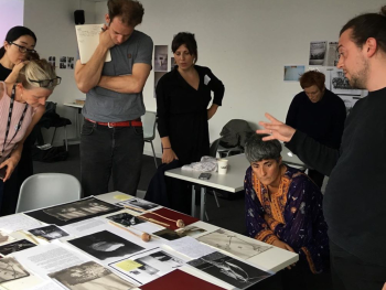 Gespräch über auf dem Tisch liegende Fotografien