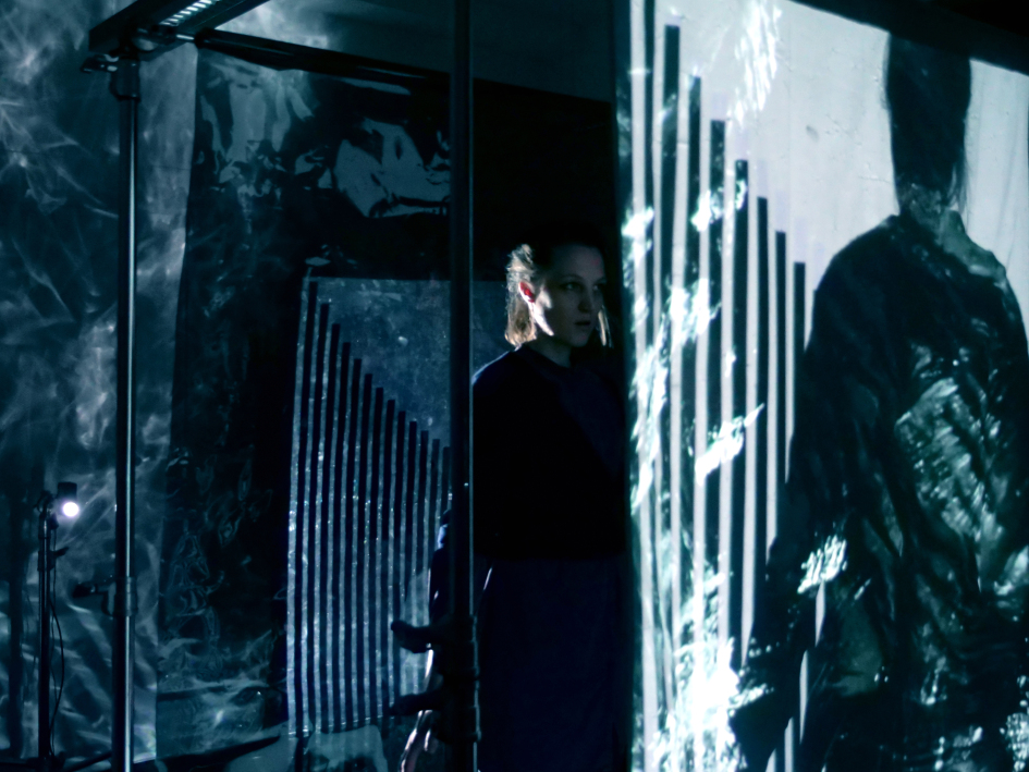 Claudia Rohrmoser in Rauminstallation