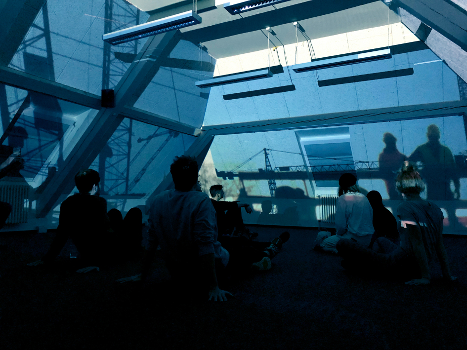 Teilnehmer vor Projektion