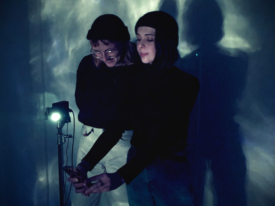 Teilnehmerinnen mit Smartphone