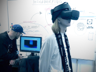 Teilnehmerin mit VR-Brille