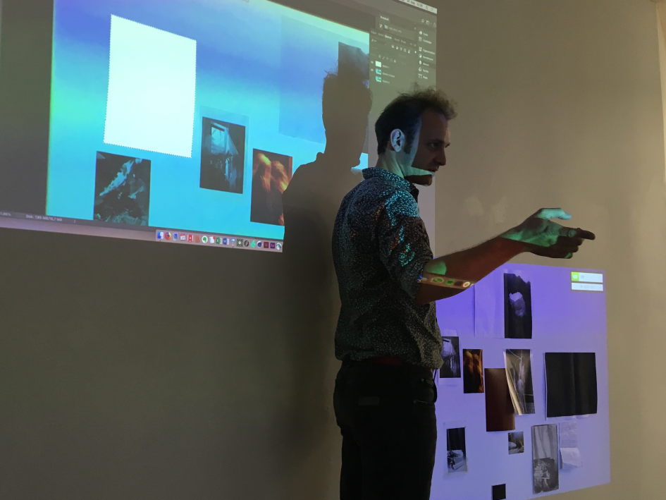 Florian Kühnle mit Projektion