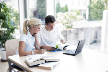Studierende in der Bibliothek