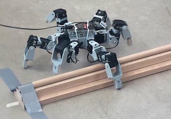 00-Roboter-ueber-Huerde