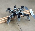 Roboter übersteigt Hindernis