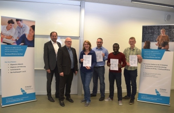 Studierende erhielten Ihr Zertifikat über die zusätzlich erbrachten Leistungen im Bereich Erziehungswissenschaften bzw. Berufspädagogik und Technikdidaktik