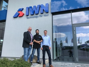 Gruppenfoto vor Firma IWN