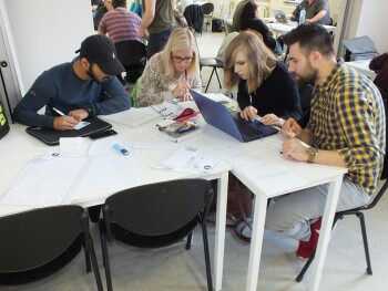 Studierende arbeiten in einem Workshop