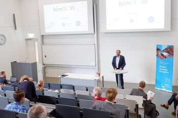 Prof. Dr. Lothar Budde eröffnet die Veranstaltung des BIM Clusters NRW