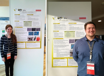 Studierende vor Postern