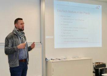 Michael Warkentin vor seiner Präsentation