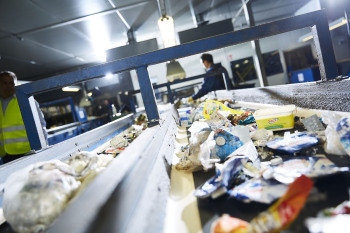 Fließband mit Plastikmüll in Trennanlage