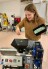 Studentin bei Experimenten vor einer Extrusionsmaschine