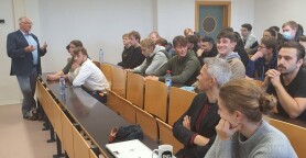 Professor in Diskussion mit Studierenden