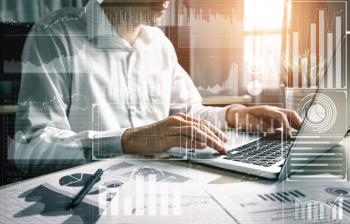 Männlicher User vor Laptop umgeben von transparenten Balkendiagrammen