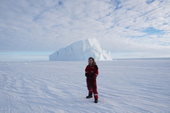 Person posiert in Eislandschaft