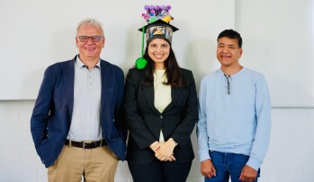 Auf dem Foto trägt Dr. Joshi den traditionellen Doktorhut und ist gemeinsam mit Prof. Dr. Olaf Kruse (links) und Prof. Dr. Anant Patel (rechts) zu sehen.