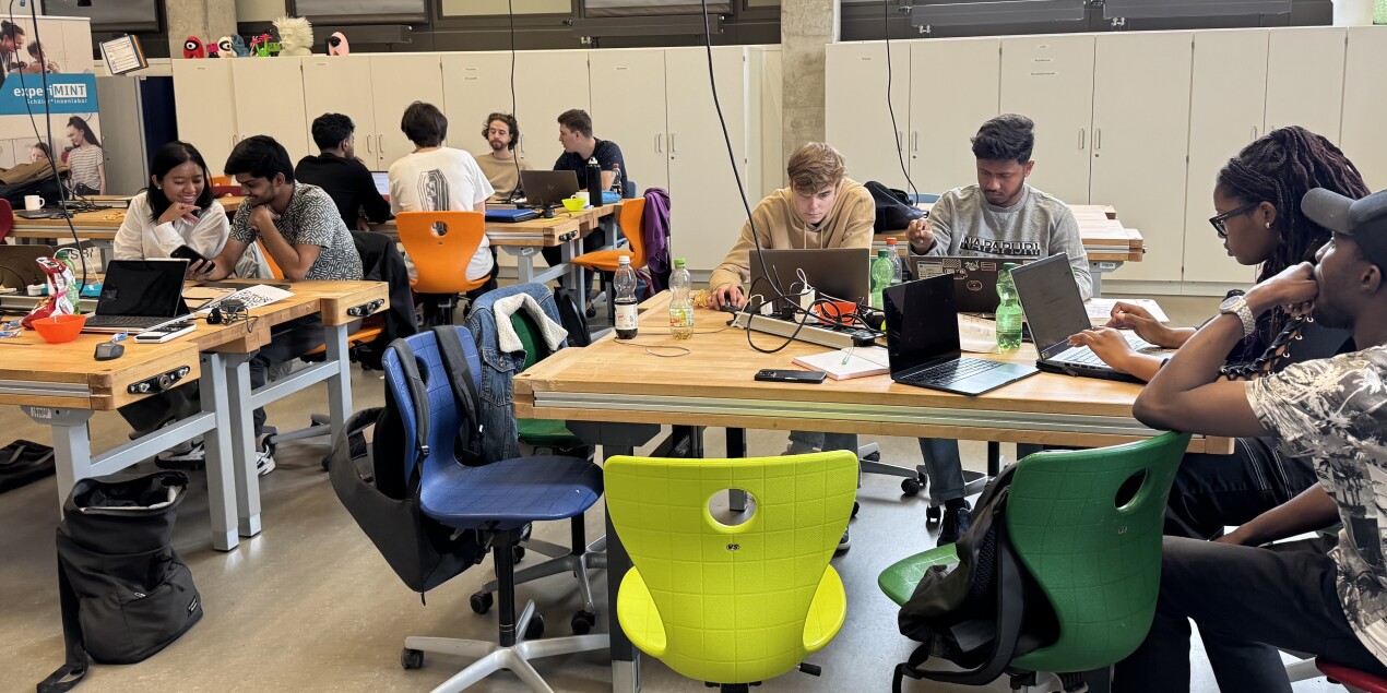 Konzentriert bei der Arbeit: Gruppenbild