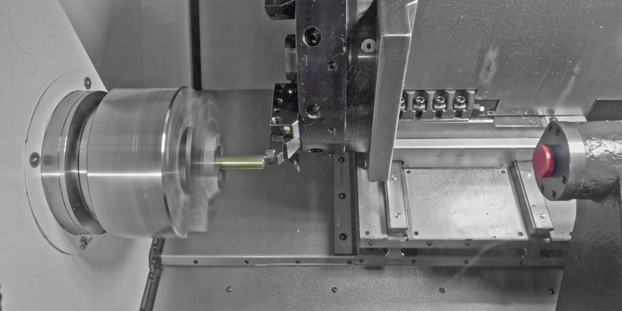 Nahaufnahme eines CNC-Werkzeugs bei der Bearbeitung eines Metallbauteils; die Schneide folgt präzise einem berechneten Werkzeugpfad und trägt Material von der Oberfläche ab.