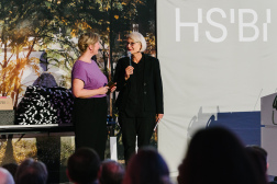 Die Moderatorin interviewt die Präsidentin der HSBI auf der Bühne.