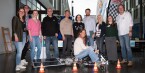 Ein Gruppenfoto. Eine Frau sitzt auf einem Solarfahrzeug