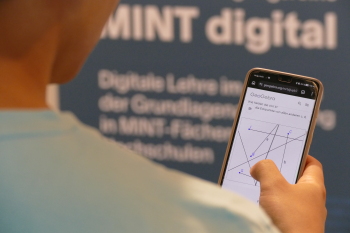 Auf einem Smartphone sind mehrere mathematische Linien und Eckpunkte dargestellt, die sich interaktiv verändern lassen.