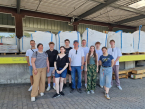 Gruppenfoto an einer Steitenrampe bei der Linther Spedition GmbH. Im Hintergrund stehen Bigbags.