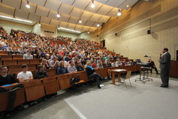 Dekan begruesst Erstsemester