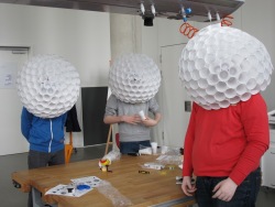 Drei Jugendliche mit ihren Lampenschirmen auf dem Kopf