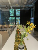 Ein dekorierter Tisch im Theater