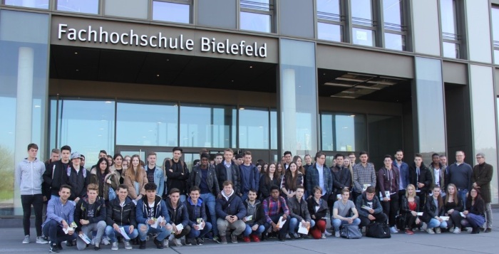 Schülerinnen und Schüler aus dem Rudolf-Rempel-Berufsolleg und Einstein-Gymnasium Rheda-Wiedenbrück mit den Lehrerinnen und Lehrern und den Projektbeteiligten aus der FH Bielefeld.