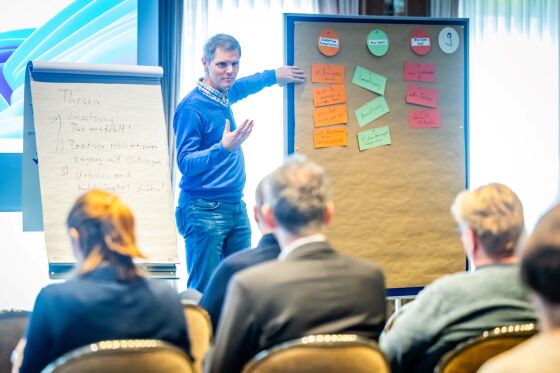 Prof. Dr. Achim Schmidtmann steht vor einer Moderationswand