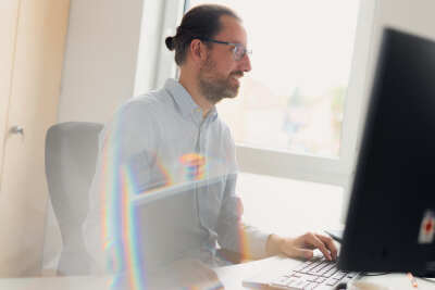 Prof. Dr. Christian Peters am Laptop