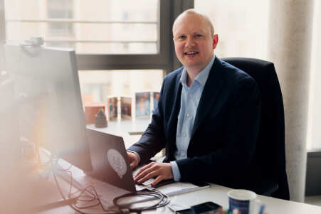 Prof. Dr. Christoph Weisser am Laptop