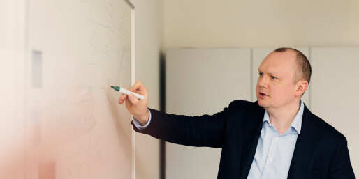 Prof. Dr. Christoph Weisser am Whiteboard