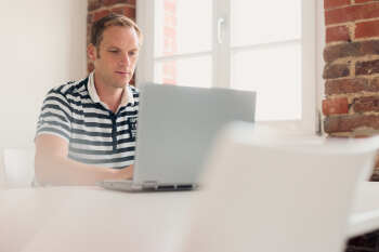 Prof. Dr. Henrik Koers Portrait am Laptop