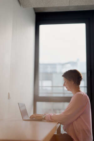 Prof. Dr. Kathrin Papmeyer arbeitet am Laptop