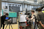 Zwei Videographen filmen einen Wissenschaftler bei der Arbeit in der Experimentierhalle der HSBI.