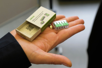 WAGO Klemme die in der Hand gehalten wird