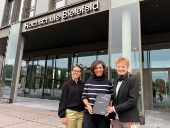 Begrüßt wurde Prof. Dr. Feriha Özdemir (Mitte) von ihren Gastgeberinnen am Fachbereich Wirtschaft der HSBI, Prof. Dr. Vivian Carstensen (rechts) und Dr. Nilgün Daglar-Sezer (links), sowie Maximilian Köster, Koordinator des Welcome Centers, und Vanessa Sch