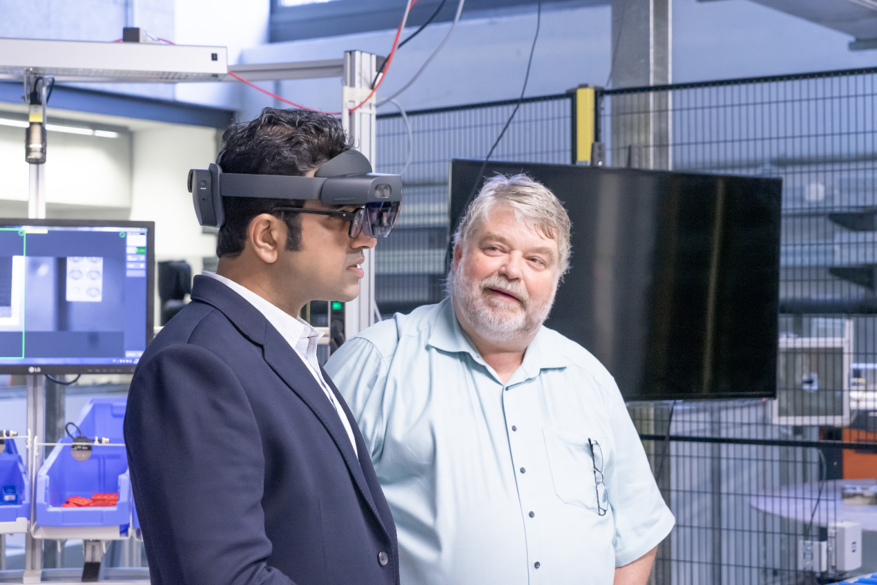 Prof. Dr. Jürgen Sauser aus dem Fachbereich Ingenieurwissenschaften und Mathematik führte Dr. Devanshu Patel durch die Experimentierhalle.